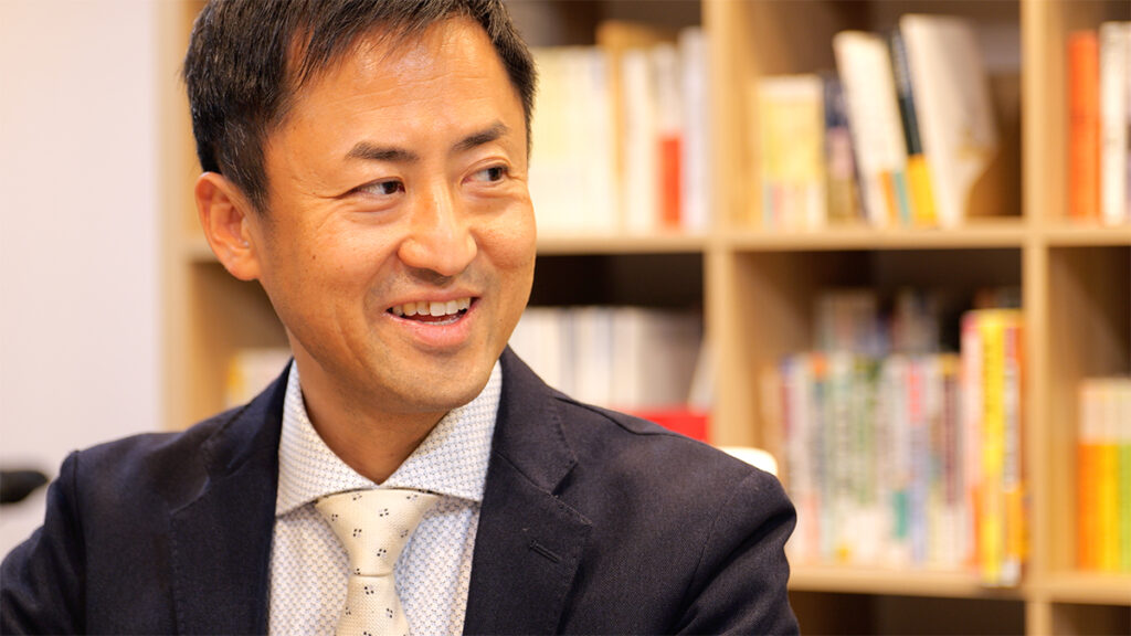 話す男性税理士