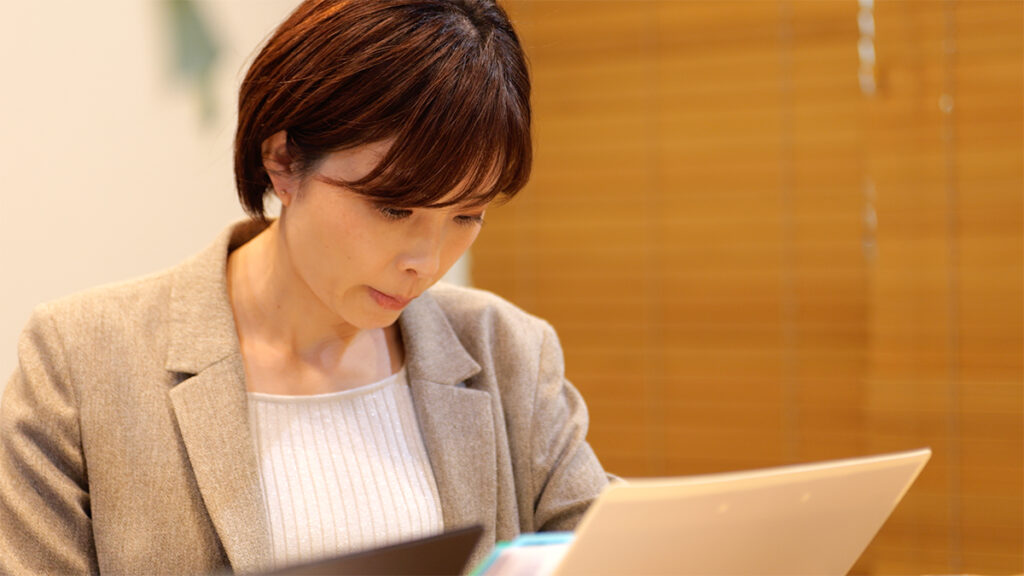 数字を確認する女性税理士